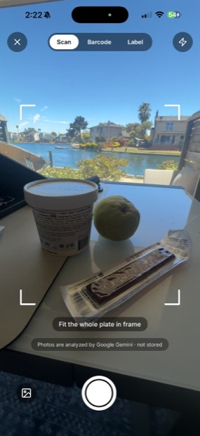 KalTrack camera aimed at a meal, with Scan, Barcode and Label modes across the top